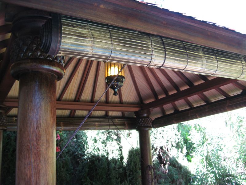 Roll Up Tiki Shade